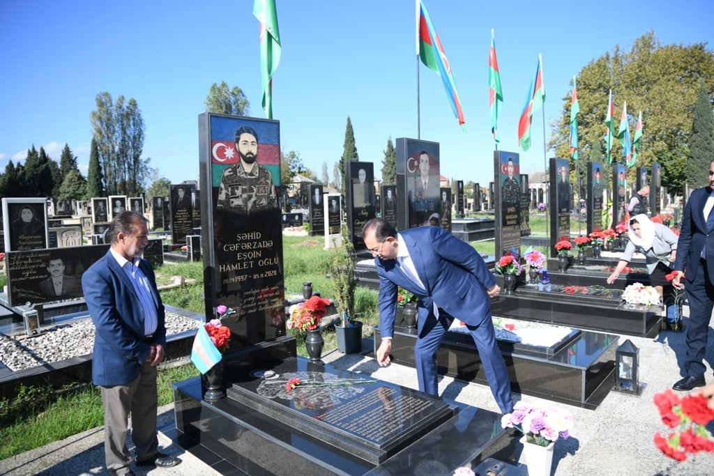 İcra başçısı şəhidlərin anım günündə iştirak edib - FOTOLAR